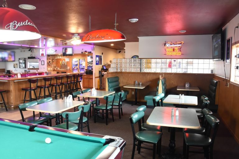 costas sports bar and grill 4 768x512