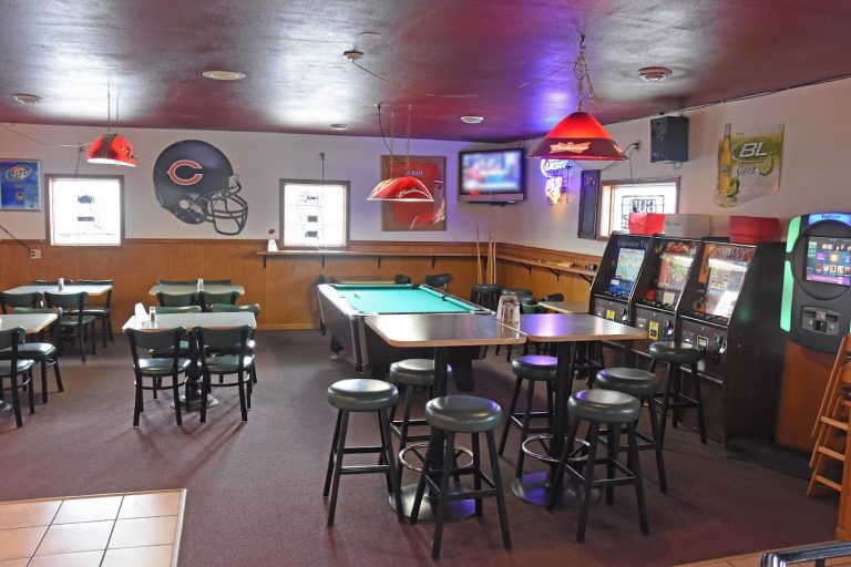 costas sports bar and grill 5 768x512