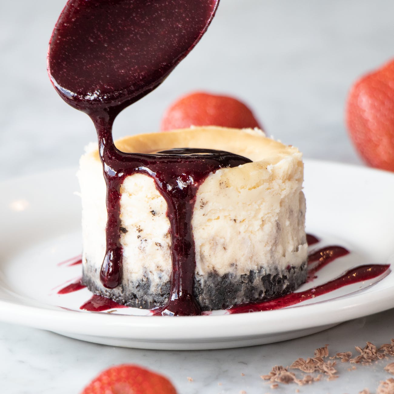 garnishing of syrup on a cheesecake